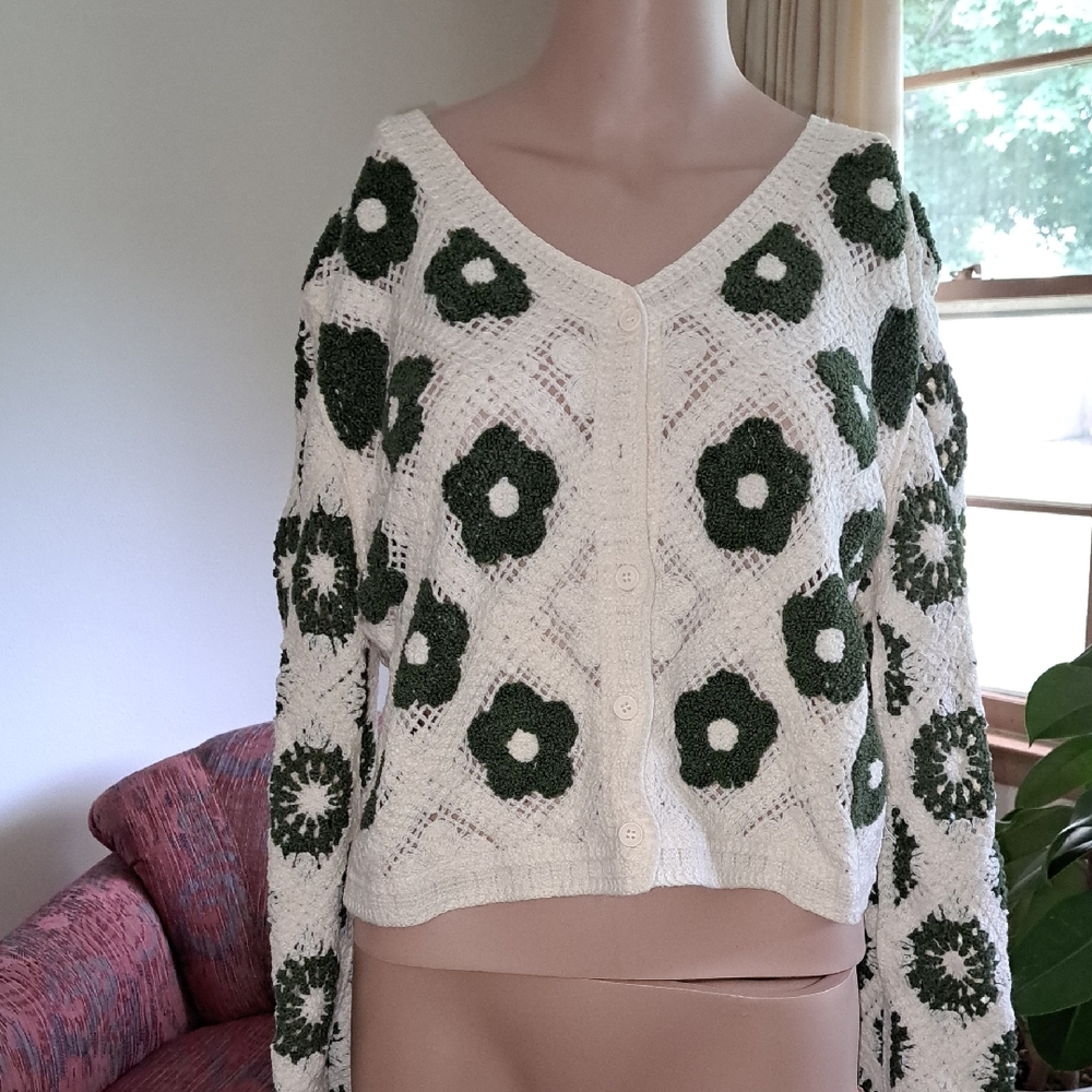 FLASH SALE AZ Women's Green and White Floral Sweater